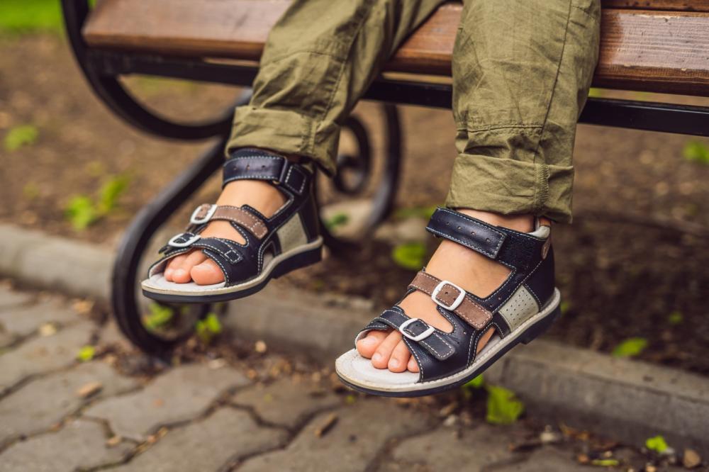 Gros plan sur des pieds chaussés d'enfant